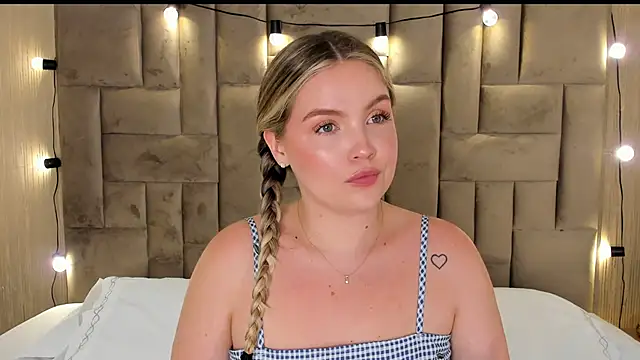 Snapshot of GaiaBaker chatting on November 22, 2025, 6:29 pm GaiaBaker online show from November 22, 2025, 6:29 pm