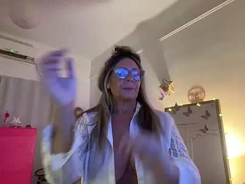 lolavalecuatro online show from February 28, 2025, 1:47 am