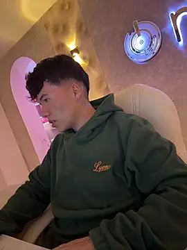 Snapshot of Logan_smith1 chatting on December 19, 2025, 5:00 am Logan smith1 online show from December 19, 2025, 5:00 am