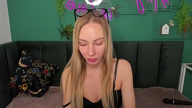 Snapshot of Diana_Garrett chatting on October 9, 2025, 2:12 am Diana Garrett online show from October 9, 2025, 2:12 am