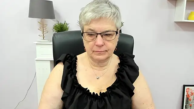 Snapshot of IrisDream chatting on May 11, 2026, 6:04 am IrisDream online show from May 11, 2026, 6:04 am