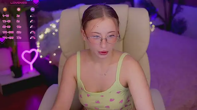 Snapshot of SilverrMoon chatting on November 29, 2025, 1:55 pm SilverrMoon online show from November 29, 2025, 1:55 pm