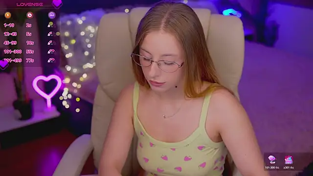 Snapshot of SilverrMoon chatting on November 15, 2025, 2:32 pm SilverrMoon online show from November 15, 2025, 2:32 pm