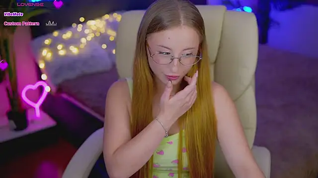 Snapshot of SilverrMoon chatting on October 20, 2025, 7:36 pm SilverrMoon online show from October 20, 2025, 7:36 pm