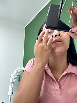 Snapshot of iiris_ chatting on November 28, 2025, 3:45 pm iiris online show from November 28, 2025, 3:45 pm