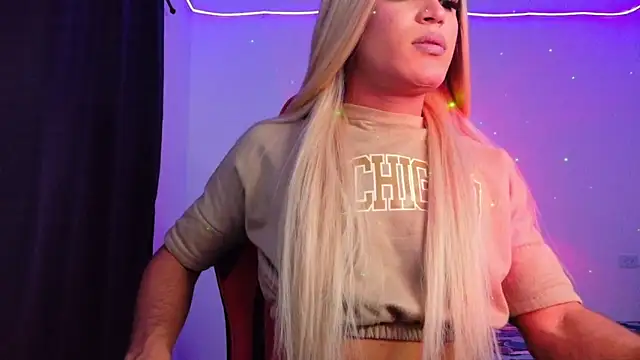 Snapshot of AllisonsweetZ chatting on November 12, 2025, 8:23 pm AllisonsweetZ online show from November 12, 2025, 8:23 pm