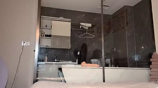 Krismil3 online show from April 21, 2026, 11:06 am