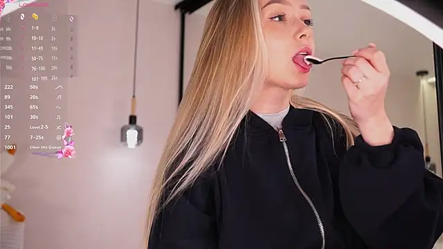 HollisBeckett online show from April 21, 2026, 1:07 am