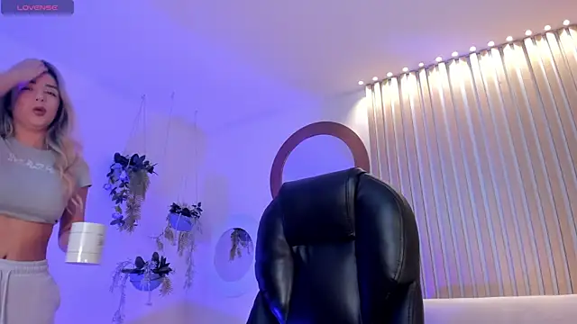 ChloePreston  online show from April 15, 2026, 12:10 pm