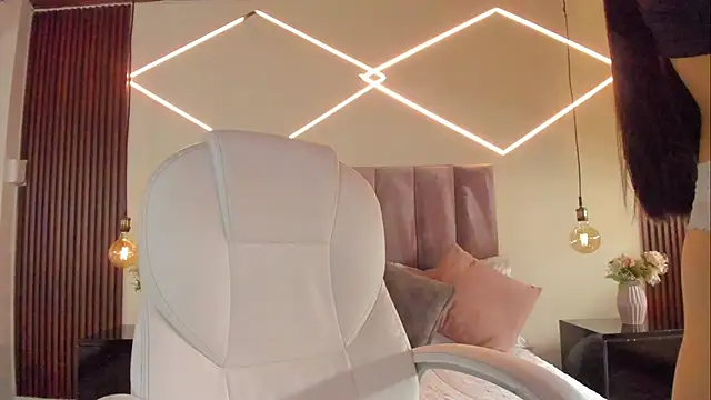 Snapshot of BellaClaiir chatting on December 18, 2025, 2:32 pm BellaClaiir online show from December 18, 2025, 2:32 pm