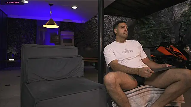 Snapshot of LeoSalvatore_ chatting on November 8, 2025, 9:18 pm LeoSalvatore online show from November 8, 2025, 9:18 pm