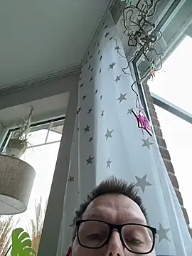 Snapshot of rundum40 chatting on December 8, 2024, 1:58 pm rundum40 online show from December 8, 2024, 1:58 pm