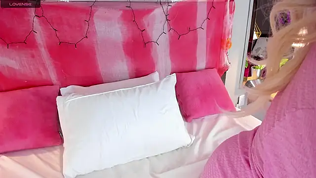 ArticaBelle online show from November 1, 2025, 4:52 am