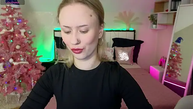 SashaBrooks online show from December 17, 2025, 2:11 pm