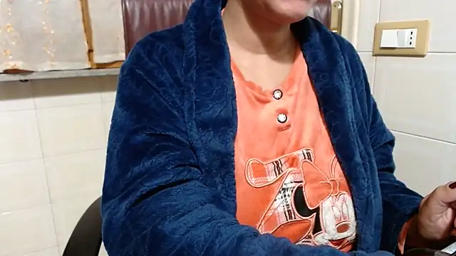 Snapshot of Foxlady2271 chatting on December 4, 2025, 3:55 pm Foxlady2271 online show from December 4, 2025, 3:55 pm