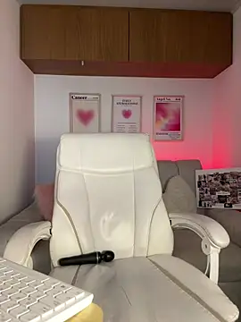 maddy bronw  online show from March 6, 2026, 9:21 pm