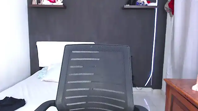 SusanLeroy online show from April 12, 2026, 9:34 am