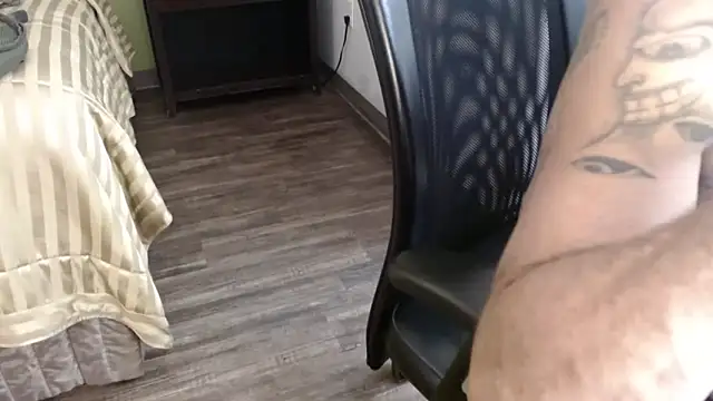 Snapshot of overaveragefreak4you chatting on November 15, 2025, 4:33 pm overaveragefreak4you online show from November 15, 2025, 4:33 pm