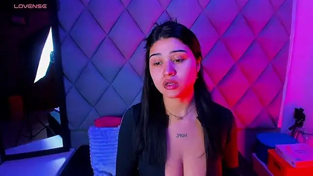 Snapshot of venusowen_ chatting on November 14, 2025, 2:21 pm venusowen online show from November 14, 2025, 2:21 pm