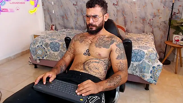 Snapshot of hanz_col chatting on December 2, 2025, 11:45 am hanz col online show from December 2, 2025, 11:45 am