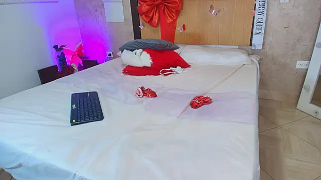 mialopez52 online show from February 15, 2026, 7:24 pm