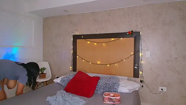 mialopez52 online show from November 4, 2025, 6:11 pm