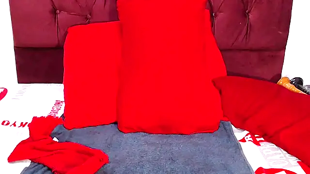 Honeybumsx32 online show from January 5, 2026, 6:44 pm