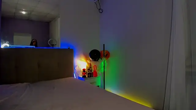 Laura Leee online show from November 7, 2025, 6:29 am