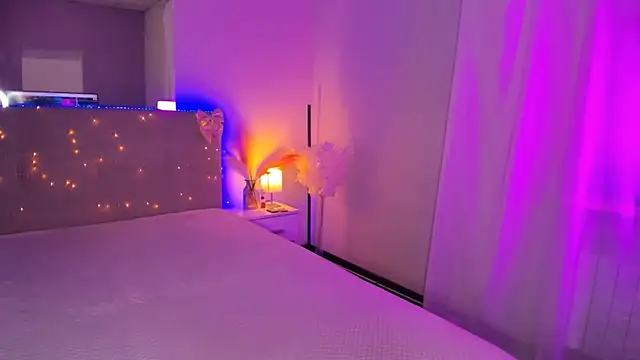 Laura Leee online show from April 7, 2026, 4:58 am