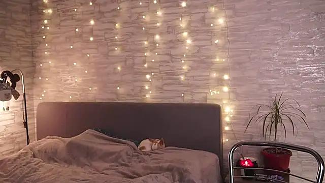 Snapshot of ___art chatting on December 19, 2024, 7:07 pm art online show from December 19, 2024, 7:07 pm