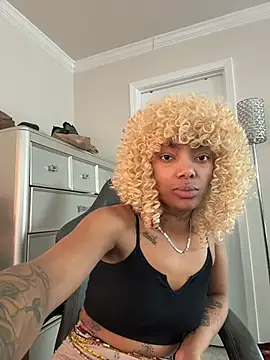 Snapshot of butterflybootyy chatting on December 19, 2025, 3:36 pm butterflybootyy online show from December 19, 2025, 3:36 pm