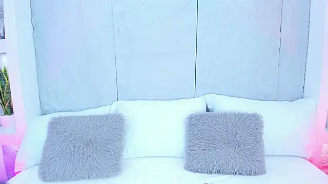 Snapshot of AvyMilton chatting on October 9, 2025, 11:44 am AvyMilton online show from October 9, 2025, 11:44 am