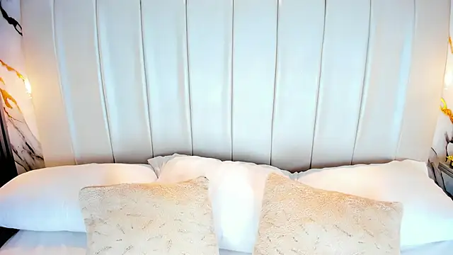 Snapshot of AvyMilton chatting on October 10, 2025, 11:44 am AvyMilton online show from October 10, 2025, 11:44 am