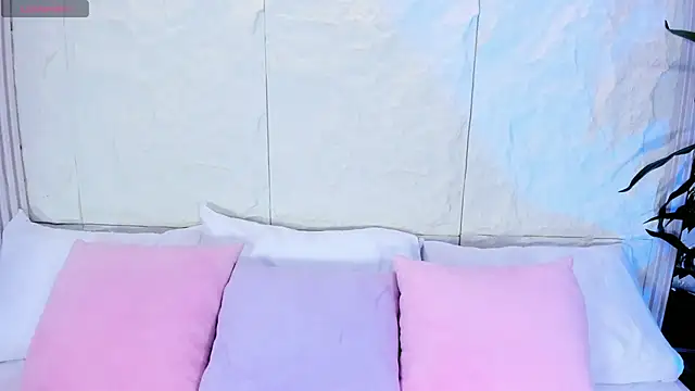 Snapshot of AvyMilton chatting on November 10, 2025, 11:48 am AvyMilton online show from November 10, 2025, 11:48 am