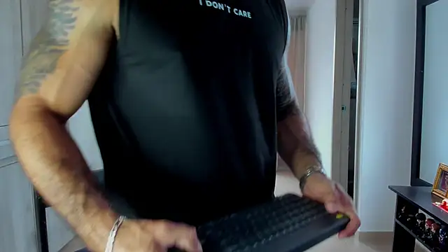 Snapshot of SamirHazard97 chatting on December 18, 2025, 9:18 pm SamirHazard97 online show from December 18, 2025, 9:18 pm