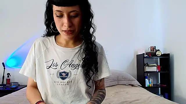 anika lowen02 online show from March 5, 2025, 5:29 pm