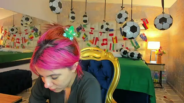 Snapshot of MelaniieRoux chatting on July 15, 2026, 4:14 pm MelaniieRoux online show from July 15, 2026, 4:14 pm