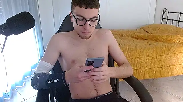 Snapshot of FitGuyDream chatting on December 31, 2024, 10:58 am FitGuyDream online show from December 31, 2024, 10:58 am