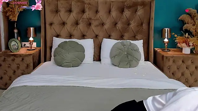 CalyMoon online show from April 3, 2026, 7:09 pm