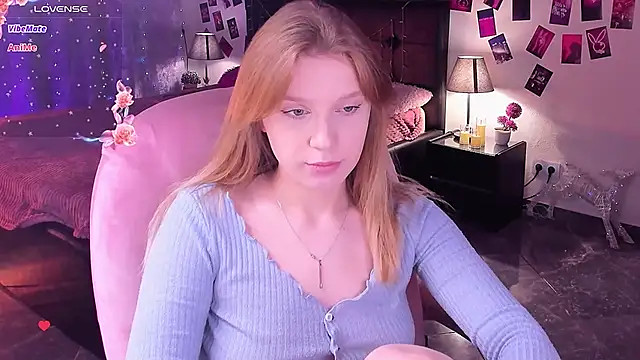 Snapshot of KarambaMoon chatting on May 6, 2026, 8:57 pm KarambaMoon online show from May 6, 2026, 8:57 pm