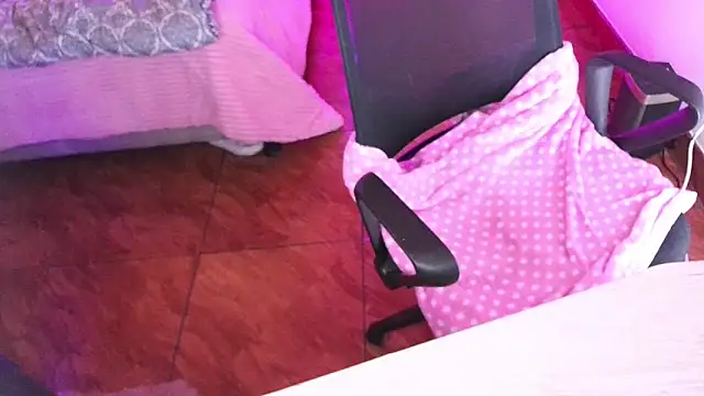 Snapshot of Emilyswan04 chatting on September 30, 2025, 1:33 am Emilyswan04 online show from September 30, 2025, 1:33 am