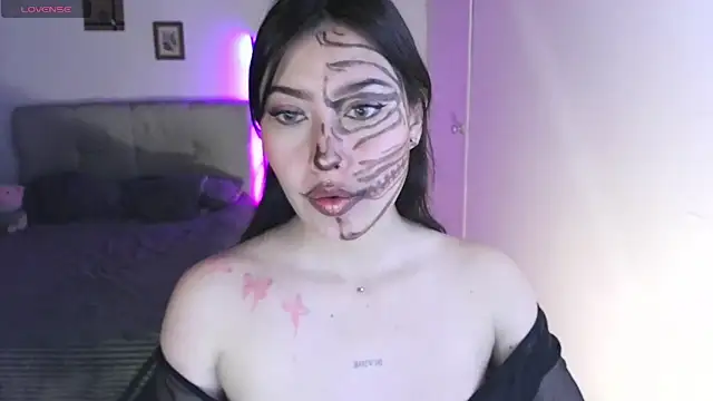 Snapshot of Emilyswan04 chatting on October 31, 2025, 1:57 am Emilyswan04 online show from October 31, 2025, 1:57 am