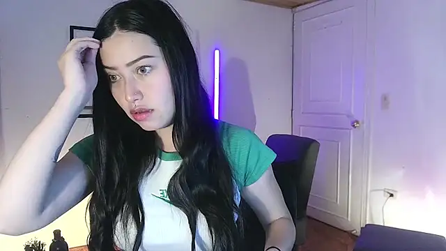 Snapshot of Emilyswan04 chatting on February 6, 2025, 10:32 pm Emilyswan04 online show from February 6, 2025, 10:32 pm