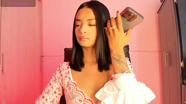 Laura fernandezII online show from April 20, 2026, 7:15 pm