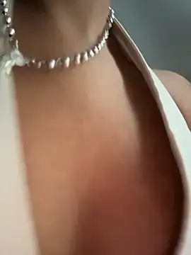 Laura fernandezII online show from April 5, 2026, 2:57 pm