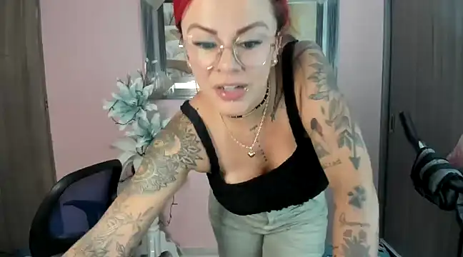 Snapshot of KAROL_MILF chatting on January 14, 2025, 12:54 am KAROL MILF online show from January 14, 2025, 12:54 am