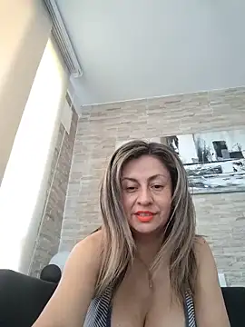 Snapshot of Latiinvenushot chatting on May 14, 2026, 5:10 pm Latiinvenushot online show from May 14, 2026, 5:10 pm