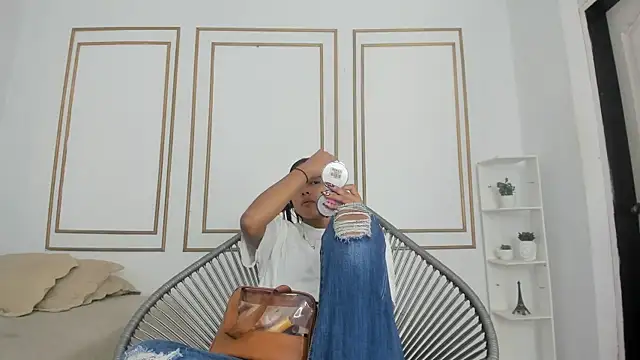 natalia aguirre1 online show from September 27, 2025, 12:22 pm