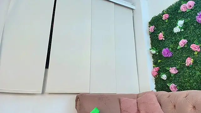 natalia aguirre1 online show from September 24, 2025, 12:11 pm