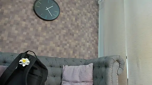 natalia aguirre1 online show from September 18, 2025, 12:08 pm